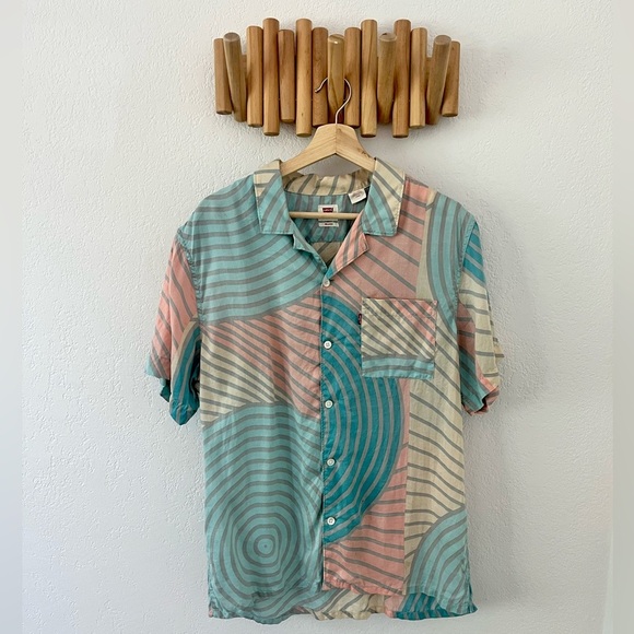 Levi’s Men Button Down Short Sleeve Shirt Size Medium Funky Disco Colorful Rave - Picture 1 of 7